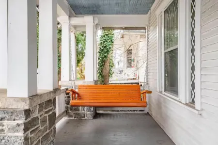 Cozy Cape Cod Bungalow King Queen WD Full Kitchen Wifi Desk