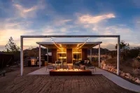 Desert Oasis with Hot Tub and Outdoor Kitchen - Stunning Modern Retreat Hotels in Pioneertown