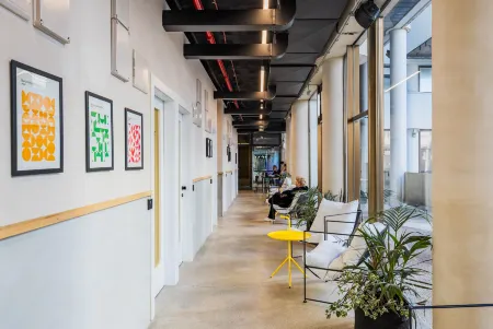 Wom Beach Pod Hotel Отели рядом со станцией Tel Aviv - University Train Station