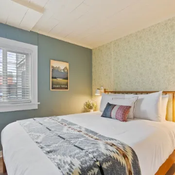 Stylish Downtown Cottage, Walk Everywhere