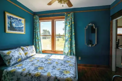 Blue house on 5th! Arcade room, fire pit, privacy fenced yard, and more!! Hotels near The Village