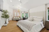 DFW Escape: Pool, Hot Tub, Near AT&T Stadium, 20 mins to Dallas and Fort Worth