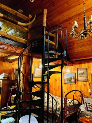 Charming Full Bed & 2 Twin Bed  cabin w/AC, Heat, WiFi in lovely Cooperstown,