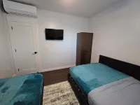 2/1 guesthouse with boat parking, outdoor shower, jetted tub, & craft ice!