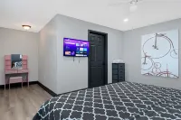 Cozy Home Pool, Patio, BBQ! 5BR Hotels near Woodforest Square