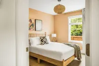 7 Min to Beach, Huge Yard, Fire Pit, BBQ, Beach Gear & Cornhole, by A Haven Away - 4 stelle