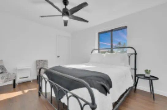 Spacious 4-bedroom Modern House with Gorgeous Mountain Views