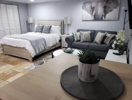 BEAUTIFUL STUDIO IN HEART OF BRANDON Отели в г. Брандон