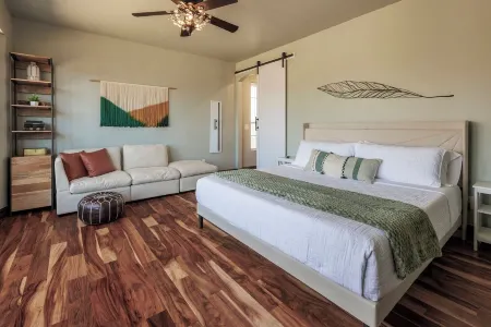 Velocity House: Stunning 4-bedroom Bella Vista Trailside retreat with Hot Tub