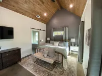 New Luxury Cabin/Hot Tub/Fire Pit/Corn Hole/Games/Indoor & Outdoor Fireplaces