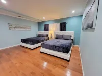 3 bedroom private guest suite by Mr C Hotel, Safe A+ area with Patio, WiFi, TV
