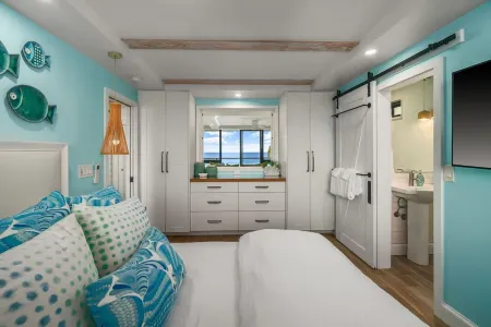 Oceanfront 2-bedroom penthouse Kuhio Shores condo with breathtaking views!