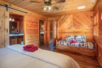 A cabin look house with Dome Room/Spa/Pool/View/Play Set/Game Room/FamilyFun