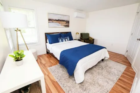 Quiet/charming 2-bedroom Sunset-Lake view cottage lovely Seneca lake, wine trail