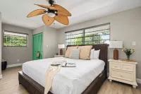 1 Min Private Beach & River Access w Movie Room, Heated Pool, Kayaks & Game Room