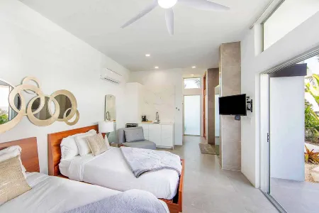 Oceanside Vacation Villa with Private Pool and Resort Amenities V10