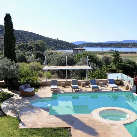 Grand Bleu Apartments & Villas