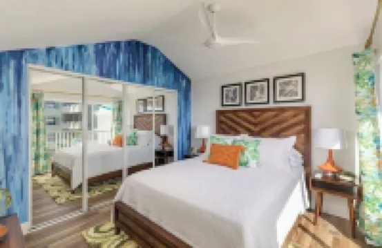 Luxury 2 story condo with 2 bedrooms and 2 balconies in tranquil Melbourne