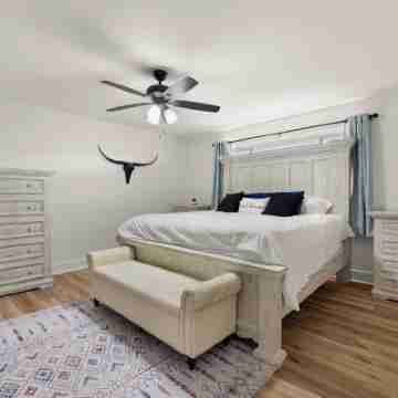 Modern Getaway - Near Golf & Casinos Rooms