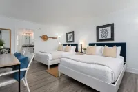 Luxurious -Wrightsville Beach - Pool, quiet end-unit, nearby dining and marinas!