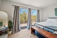 Desert Lux! Peaceful/private+2 minutes from prime Foothills shopping/dining