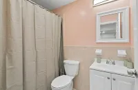 1-Bdr apartment 3 min walk from train to NYC -warm interior design