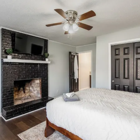 Sleeps 17;2 mins from HPU; Hot Tub; Great for FurnitureMarket