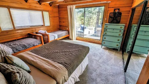 Large Mountain Home with 5 min flat walk to beach, short drive to slopes/town