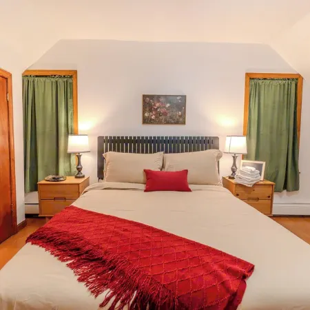 4BDR/2.5BA APT Near Tufts/7 min-Walk to Subway/Free Parking for 2 cars