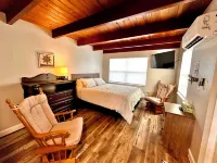Cottage 34: Coconut Cottage - Waterfront Lodging in Downtown Tavares, FL Các khách sạn gần Wooton Park