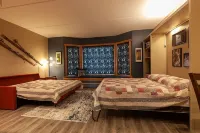 LUXURY STUDIO+BUNK ROOM, VIEWS, MINS TO LIFTS /SHOPS, ONSITE HOT TUB, GARAGE