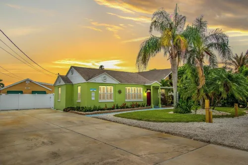IRB Oasis: 2 homes, Heated Salt Pool, Waterfront, Sleeps 14