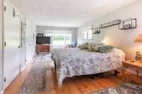 Pool house - 4 bedroom 3 bathroom home with indoor pool