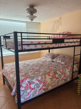 Charming 2-bedroom condo in amazing North Redington Beach with AC, WiFi