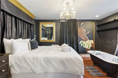 Classy Couve Walkable Downtown Apartment