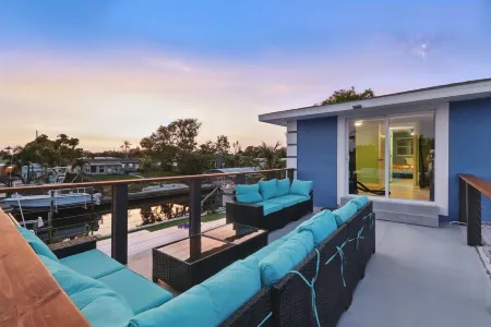 Waterfront 5Br Luxury Home – Pool, Spa, Boat Lift, Putting Green, Fire Pit