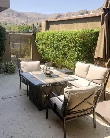 Bright, Stylish Desert Condo with Mountain Views + Private Courtyard Отели рядом с достопримечательностью «Обсерватория Ранчо Мираж Лайбрари &»