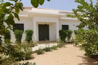 Charming villa with 5 bedrooms, 4 bathrooms with swimming pool and magnificent tropical garden. Hotels in Ngaparou