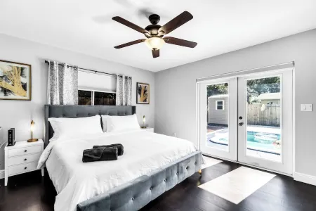 Stylish Miami Oasis: 4BR, 2 BA, Saltwater Pool, Gated Parking, 10 Mins to Beach Отели рядом с достопримечательностью «Ancient Spanish Monastery»