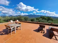 Romantic Barn with private terrace. External shared spaces: pool, garden, bbq Hoteles en Rignano sull'Arno