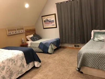 Pet Friendly, open floor plan, 2 spacious bedrooms, 10 minute walk to lake Hotels near Whitetail