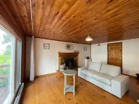 Cheerful Waterfront Cottage