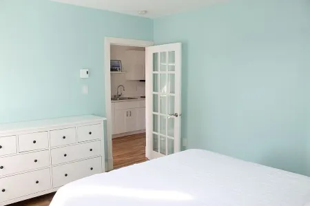 Modern Apartment in the Heart of Baddeck Отели в г. Баддек