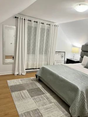 *Charming beautiful house* 7mn to downtown Ottawa Fleuriste Au Bouquet附近的飯店