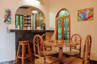 Family Friendly Waterfall Home with pool & Wi-Fi / 7p
