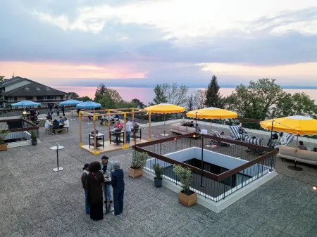 Côté Lac Hostel Отели в г. Люгрен