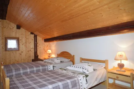 Gite in a traditional farmhouse. Terrace with swimming pool. Pets allowed