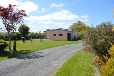 Cosy cottage in peaceful garden setting - just a minute's walk to Lake Rotorua