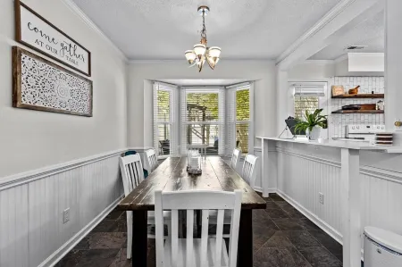 Charming 3-bedroom 2.5-bathroom townhome with WiFi and AC in Greenville