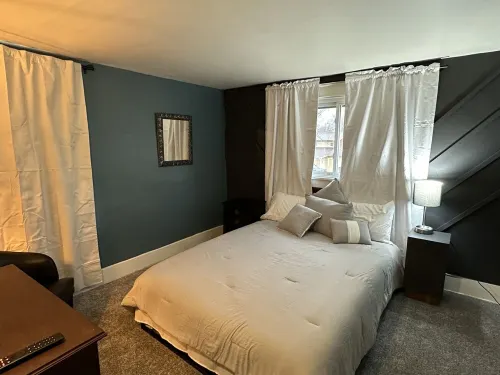 Fireside Retreat, Place To Stay in Warren Ohio, Sleeps 8 Hotel a Trumbull County